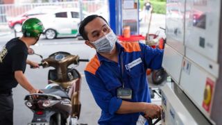 Giá xăng dầu chiều 27/5: RON 92 và RON 95 ‘bán như biếu’, dầu diesel sụt hơn 16.000 đồng/lít, giá lăn bánh VinFast VF 9