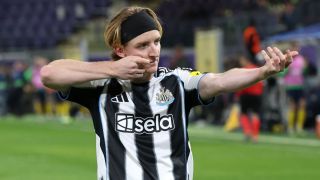 Anthony Gordon có thể mang tới điều gì tại Barcelona? Mảnh ghép tốc độ cho Hansi Flick