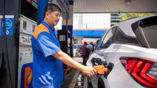 Giá xăng E10 trước giờ bán đại trà: Chênh lệch với RON95 gây bàn tán, có nơi giá xăng vượt 39.000 đồng/lít