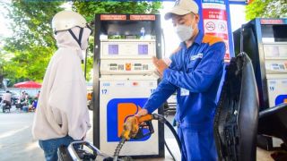 Giá xăng RON 92 và RON 95 chiều 28/5 ‘tụt’ hơn 1.000 đồng, dầu diesel hạ 'cắm đầu', giá lăn bánh Hyundai Accent ra sao?