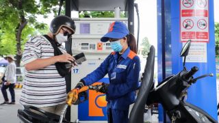Giá xăng dầu chiều nay 29/5: Xăng RON 95 và dầu diesel giảm mạnh hơn 9.000 – 17.000 đồng/lít, giá lăn bánh Kia K3 rẻ