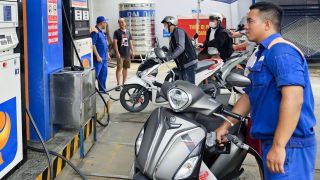 Giá xăng dầu hôm nay 31/5: Dầu thô lao dốc không phanh, xăng E10 và RON95 xuống mức thấp hiếm có 