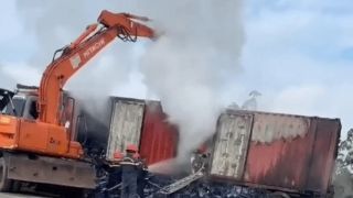 Container chở 2.500 két bia bất ngờ cháy trên Quốc lộ 29, người dân bất lực nhìn ngọn lửa lan nhanh