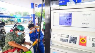 Giá xăng dầu hôm nay tối 1/6: Xăng RON92 thấp hiếm thấy, xăng E10 chạm ngưỡng 23.000 đồng/lít
