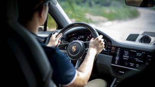 BMW, Mercedes-Benz, Porsche đồng loạt lên tiếng về xăng E10: Có mẫu siêu xe gần 20 tỷ đồng vẫn bị 'cấm cửa'