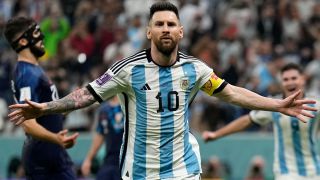 Messi tự quyết ngày giải nghệ, HLV Scaloni tiết lộ lý do siêu sao Argentina vẫn là số 1 thế giới