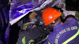 Xe chở phân bón lật nhào giữa đường: 1 người tử vong, 1 người thoát chết thần kỳ giữa đống sắt vụn
