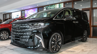 Toyota Alphard có thêm bản hybrid sạc điện giá rẻ: Định nghĩa lại phân khúc MPV xe gia đình cao cấp 