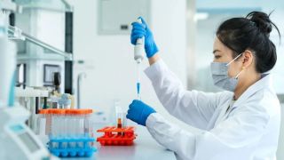 Loại vaccine đầu tiên do AI tạo ra có gì đặc biệt mà được kỳ vọng ngăn đại dịch tương lai?
