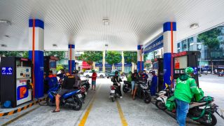 Giá xăng dầu trưa hôm nay 6/6: Đồng loạt ‘phá đáy’, cây xăng nào tại Hà Nội và Tp. HCM có E5 RON 95?