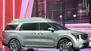 Kia Carnival Royal 2026 ra mắt tại Việt Nam: 'Chuyên cơ mặt đất' hơn 2 tỷ đồng, trần sao như Rolls-Royce