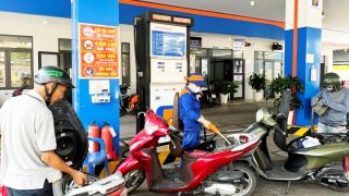 Giá xăng dầu tối nay 8/6: Đua nhau ‘rớt thảm’, sắp chạm mốc 20.000 đồng/lít, giá đầy bình xe côn tay 150-155cc cực rẻ