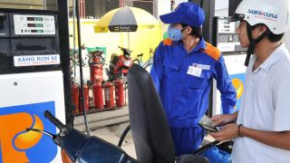 Giá xăng dầu trưa nay 9/6: Dầu diesel ‘lao dốc’, RON 92 và E10 ‘xé toang đáy mới’, đầy bình xe ga 150-160cc bao nhiêu?