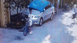 Hà Nội: Cậu bé lớp 5 cầm tập 500 nghìn đứng phơi nắng giữa đường, biết nguồn cơn ai cũng phải khen ngợi