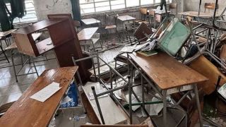 Nhóm học sinh lớp 9 đập phá lớp học tan hoang trong buổi học cuối cùng, nhà trường đưa ra cách xử lý