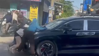 Nguyên nhân 3 người phụ nữ bám nắp capo ô tô đang chạy ở Hà Nội, hiện trường hé lộ chi tiết lạ