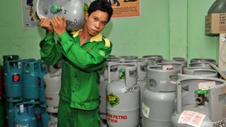 Giá gas hôm nay 16/6 đứng im, bình 12kg tại Hà Nội và TP.HCM niêm yết bao nhiêu sau tín hiệu ở eo biển Hormuz?