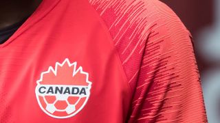 Tuyển thủ Canada kêu gọi mạnh tay với nạn phân biệt chủng tộc trên mạng trước World Cup 2026