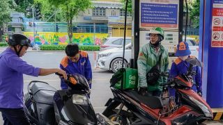 Giá xăng dầu hôm nay trưa 17/6: RON 92 và E10 giảm hơn 8.700 – 9.300 đồng/lít, Hyundai Elantra lăn bánh cực rẻ