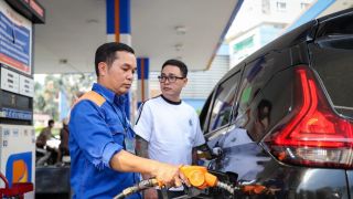 Giá xăng dầu hôm nay trưa 18/6: RON 92 ‘bán như biếu’, E10 giảm hơn 9.300 đồng/lít, giá lăn bánh VinFast VF 8 ra sao?