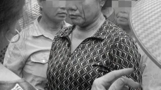 Rộ clip 1 người phụ nữ bị xịt vòi nước cao áp thẳng vào mắt vì cãi vã gữa chợ, thực hư ra sao?
