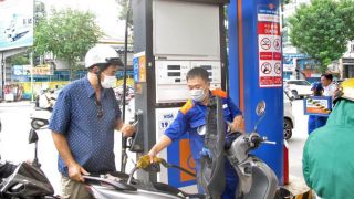 Giá xăng dầu chiều nay 23/6: RON 92 'phá đáy', E10 tụt hơn 10.000 đồng/lít, giá Toyota Corolla Cross lăn bánh bao nhiêu?