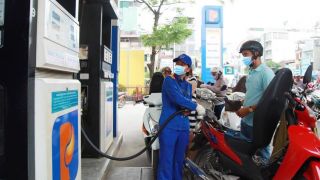 Giá xăng dầu trưa nay 23/6: RON 92 giảm mạnh 9.990 đồng/lít, E10 ‘bán như biếu’, bảng giá lăn bánh Kia K5 cuối tháng 6