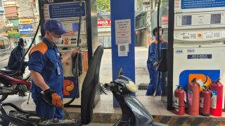Giá xăng dầu trưa nay 24/6: E10 và RON 92 đều ‘phá đáy’, dầu diesel giảm hơn 21.000 đồng/lít, giá lăn bánh VinFast VF 6