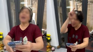 Người phụ nữ làm tóc xong trả tiền bằng cách ném xuống đất, chủ quán bức xúc cảm thấy bị xem thường