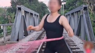 Danh tính người phụ nữ thản nhiên lắc vòng giữa đường ray tàu hỏa vừa bị xử phạt