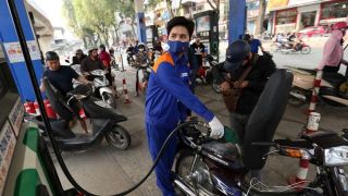 Giá xăng dầu hôm nay 26/6: RON 92 giảm hơn 10.000 đồng, E10 chỉ còn 19.000 đồng/lít, bảng giá đầy bình xe ga 150-160cc