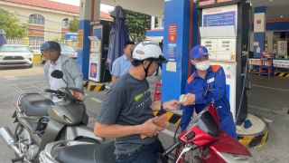 Giá xăng dầu trưa nay 26/6: Liên tiếp ‘phá đáy’, E10 và RON 92 về sát mức 19.000 đồng/lít, giá lăn bánh VinFast VF 7