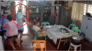Clip mẹ bế con tháo chạy khi động đất, mẹ già ngồi bất động chịu trận gây tranh cãi: Chủ clip lên tiếng