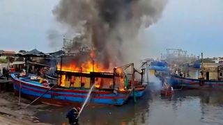 Cháy lớn tại bến tàu Nghệ An: Ít nhất 3 tàu cá bốc cháy dữ dội, lực lượng cứu hộ căng mình dập lửa
