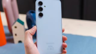 Huyền thoại màn lớn một thời Galaxy A35 5G rẻ như cho, trang bị xuất sắc ngang tầm iPhone 16 Plus