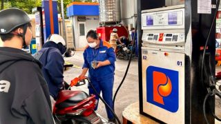 Giá xăng dầu hôm nay 2/7: E10 và RON 92 vẫn ‘rẻ như cho’, dầu diesel giảm gần 23.000 đồng/lít, giá lăn bánh VinFast VF 5