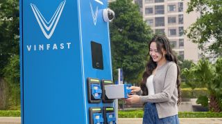 Người dùng yên tâm ‘bỏ xăng sang điện’ nhờ mạng lưới tủ đổi pin dày đặc và hậu mãi 5 sao của VinFast