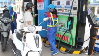Giá xăng dầu hôm nay 5/7: RON 92 giảm hơn 10.000 đồng/lít, E10 lùi về mức ‘rẻ cắt gốc’, bảng giá đầy bình xe ga 125cc