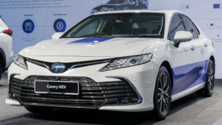 Giảm tới 140 triệu, Toyota Camry hybrid có đáng mua hơn Kia K5 ở thời điểm hiện tại?
