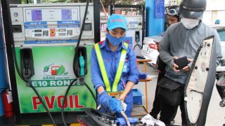 Giá xăng dầu trưa 6/7: E10 và RON 92 ‘rẻ như rau’, dầu diesel ‘rơi’ về sát ‘đáy’ 21.000 đồng, giá lăn bánh VinFast VF 6