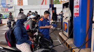 Giá xăng dầu trưa 7/7: RON 92, E10 đều tụt hơn 10.000 đồng, dầu diesel sắp về 20.000 đồng/lít, giá lăn bánh VinFast VF 3