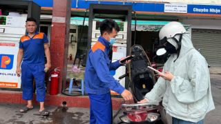 Giá xăng dầu trưa 8/7: RON 92 và E10 giảm ‘mất phanh’, dầu diesel tụt 23.600 đồng/lít, bảng giá lăn bánh VinFast VF 8