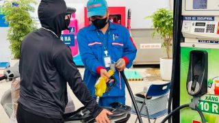Giá xăng dầu hôm nay 10/7: RON 92 xuống gần mốc 18.000 đồng/lít, E10 về sát ‘đáy’, bảng giá đầy bình xe ga 110cc