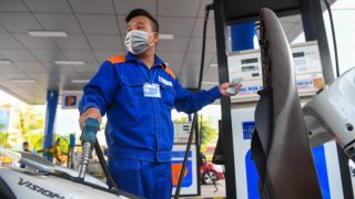 Giá xăng dầu trưa 9/7: Đồng loạt giảm sâu, cả RON 92, E10 và dầu diesel đều ‘rẻ như rau’, bảng giá lăn bánh VinFast VF 9