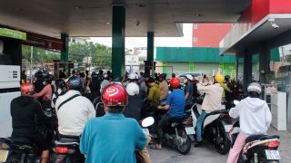 Giá xăng dầu sáng nay (10/7) tiếp đà giảm mạnh: Xăng E10 RON95 lập tức 'phá đáy', giá đầy bình xe máy Piaggio và Vespa