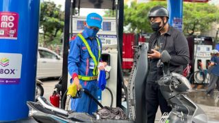 Giá xăng dầu hôm nay 13/7: E10 giảm 11.400 đồng/lít, RON 92 ‘rơi’ xuống ‘đáy’ mới cực rẻ, bảng giá đầy bình xe ga 110cc