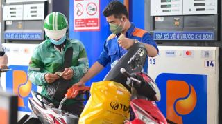 Giá xăng dầu chiều 13/7: RON 92 tụt xuống đáy mới ‘rẻ như rau’, E10 giảm hơn 11.000 đồng/lít, giá lăn bánh Toyota Vios