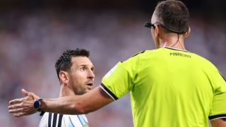 FIFA công bố trọng tài bắt chính trận Anh vs Argentina, Lionel Messi gặp lại người quen