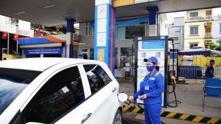 Giá xăng dầu chiều 15/7: Dầu diesel giảm 23.000 đồng/lít, E10 và RON 92 về mức ‘rẻ như cho’, giá lăn bánh VinFast VF 6