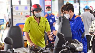Giá xăng dầu trưa 15/7: E10 và RON 92 liên tục giảm sâu, giá đầy bình Yamaha Exciter và Honda Winner R 'rẻ như ăn phở'